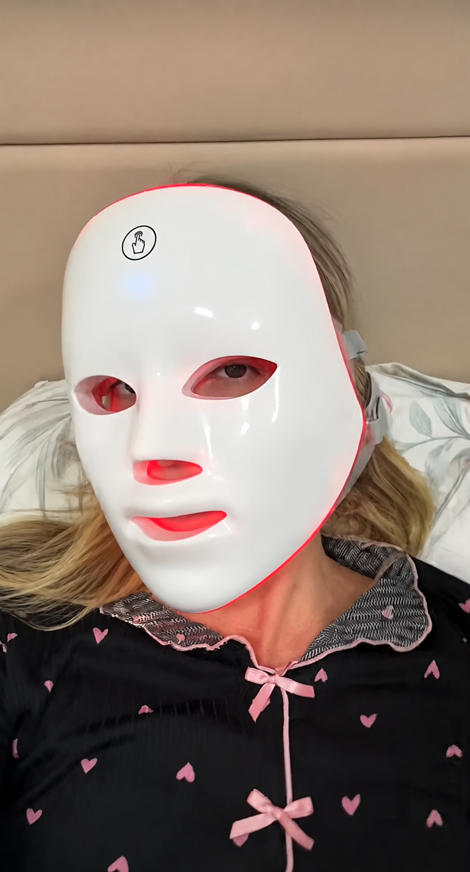 Närbild av LED-masken i sängen